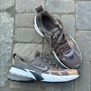 Nike Men's Gray and Silver Running Shoes
